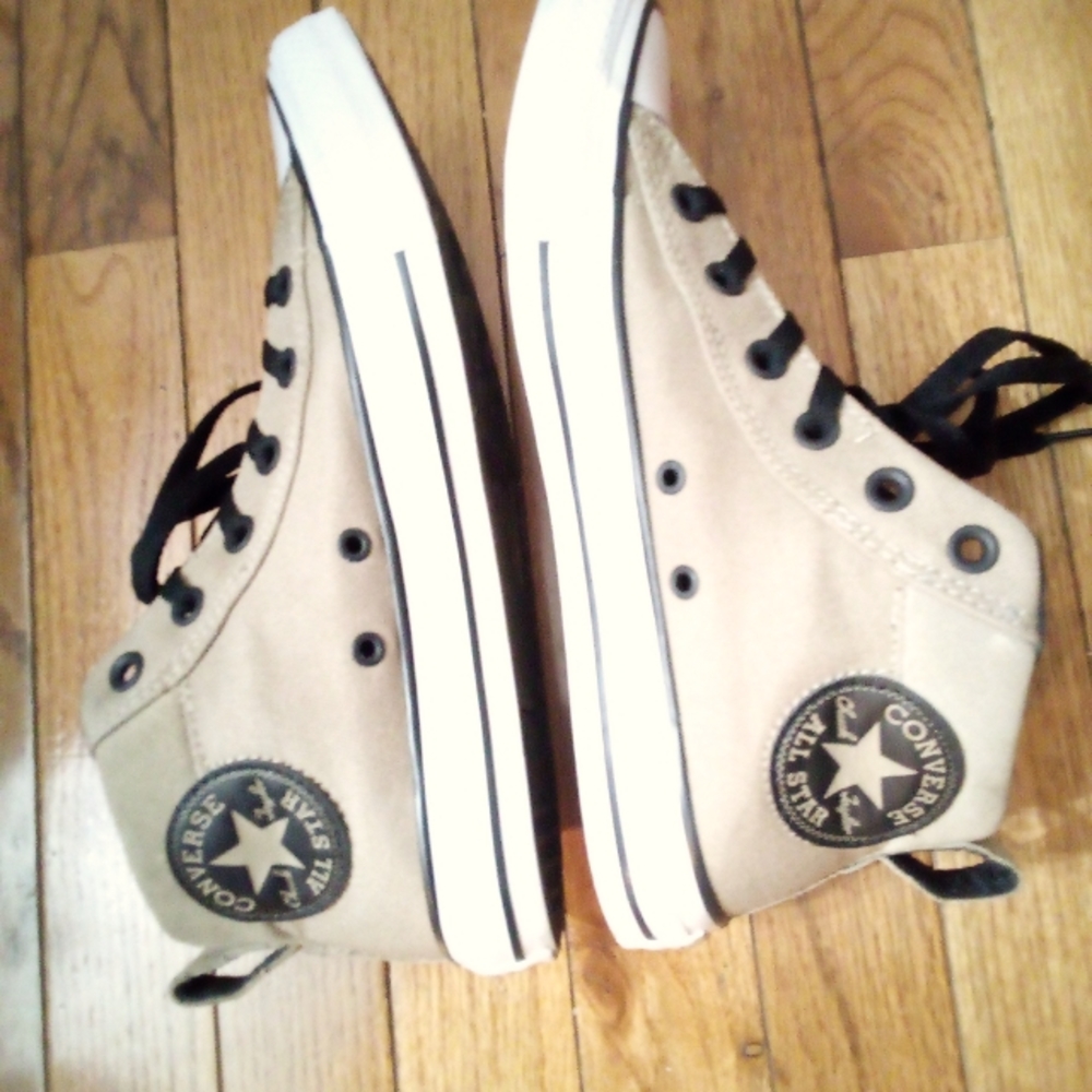 ALL STAR CONVERSE MENS SNEAKERS NWOT SIZE 9 MENS.